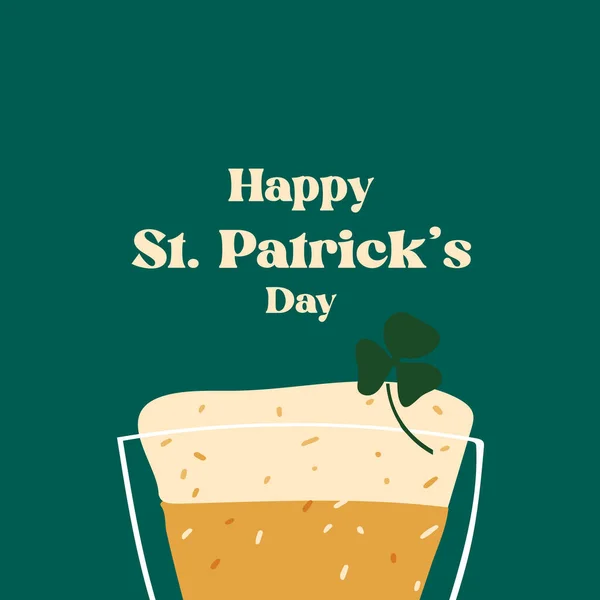 聖パトリックの日グリーンの背景に様式化されたビールマグカップとグリーティングカード — ストックベクタ