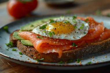 Taze Avokado Tost Tütsülenmiş Somon, Sunny Side Up Yumurtası.