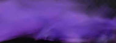 Şeffaf karanlık bir arka planda gerçekçi neon sisi buharı. Cadılar bayramında gizemli mor bir sis. Mor zehirli gaz, toz ve duman etkisi.