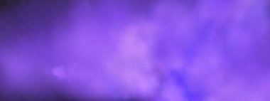 Şeffaf karanlık bir arka planda gerçekçi neon sisi buharı. Cadılar bayramında gizemli mor bir sis. Mor zehirli gaz, toz ve duman etkisi.