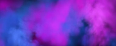 Sihirli sigara buharı. Atmosferik neon bulutlar. Sihirli tütün kokusu..