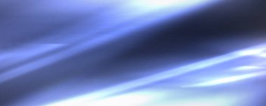 Yumuşak parıltılı krom gradyan. Serin platin ve titanyum tonlarda yansıtıcı alüminyum gri yüzey. Ayna benzeri metal desenli folyo arka plan..