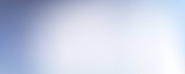 Yumuşak parıltılı krom gradyan. Serin platin ve titanyum tonlarda yansıtıcı alüminyum gri yüzey. Ayna benzeri metal desenli folyo arka plan..