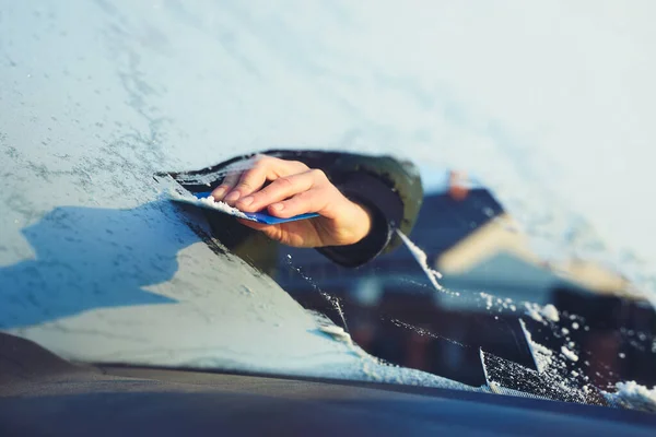 Man Scratches Front Window His Car Cold Winter Morning View — Stock Photo, Image