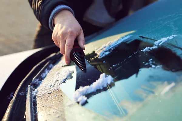 Woman Scratches Front Window His Car Cold Winter Morning — Stock Photo, Image