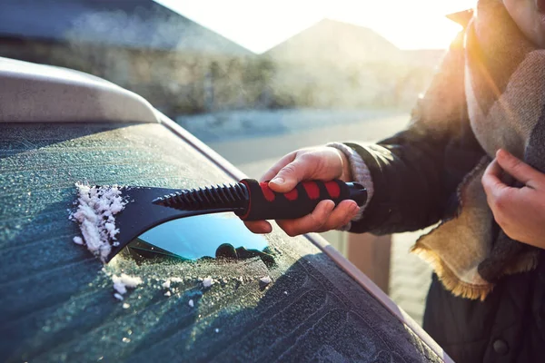Woman Scratches Window Her Car Cold Winter Morning — Stock Photo, Image