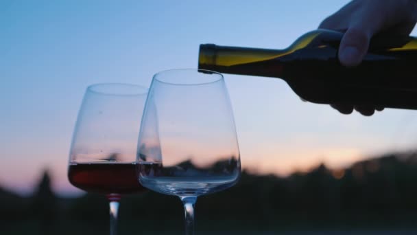 Giet Rode Wijn Glazen Buiten Zonsondergang — Stockvideo