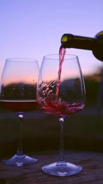 Versare Vino Rosso Bicchieri Tramonto Una Botte Legno Rallentatore — Video Stock