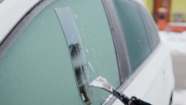 Mężczyzna Mróz Drapie Boczne Okno Samochodu Mroźny Zimowy Poranek Zewnątrz — Wideo stockowe
