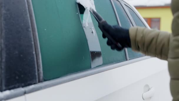 Man Krast Zijruit Van Zijn Auto Een Koude Winterochtend Buiten — Stockvideo
