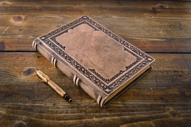 Yıllanmış bej deri günlük, ahşap masaya uzan.