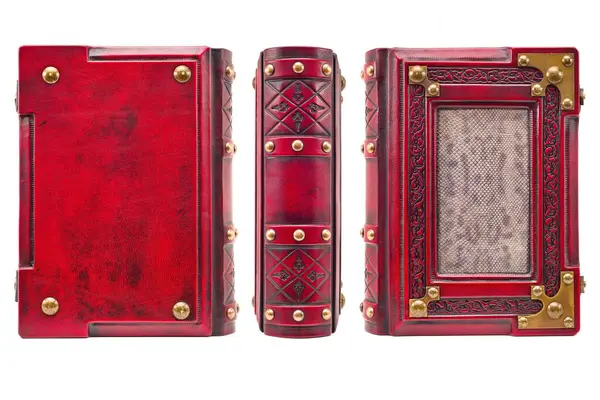 Metal köşeli kırmızı deri kitap izole edilmiş.