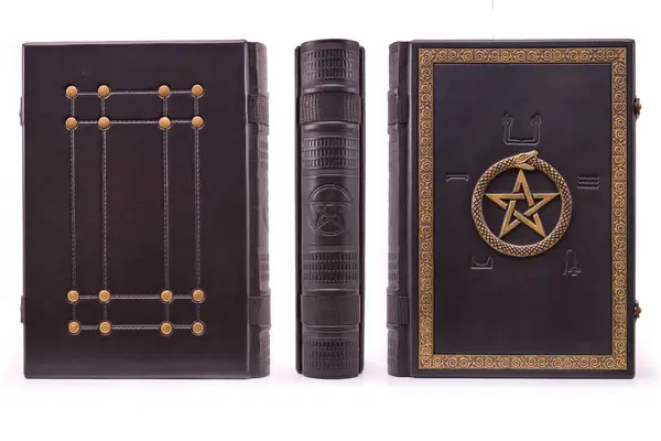 Ön kapağında Ouroboros sembolü olan siyah deri kitap.