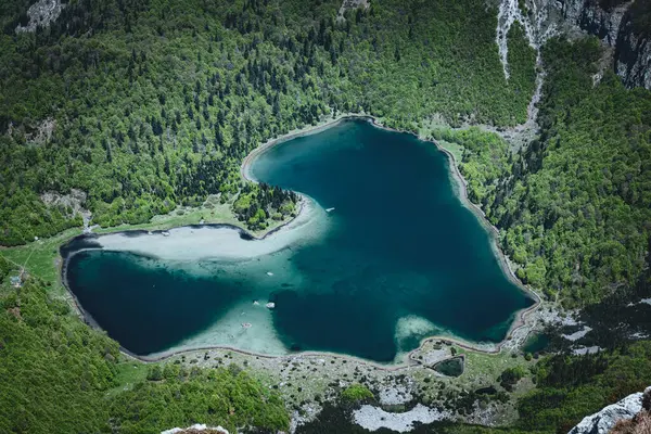 Dağ tepelerinde Trnovacko Gölü - Karadağ