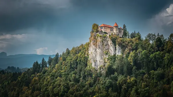 Dağlardaki antik şato, Slovenya 'da Bled gölünde ele geçirildi.
