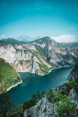 Karadağ 'da su dolu kanyonlu dağlar 