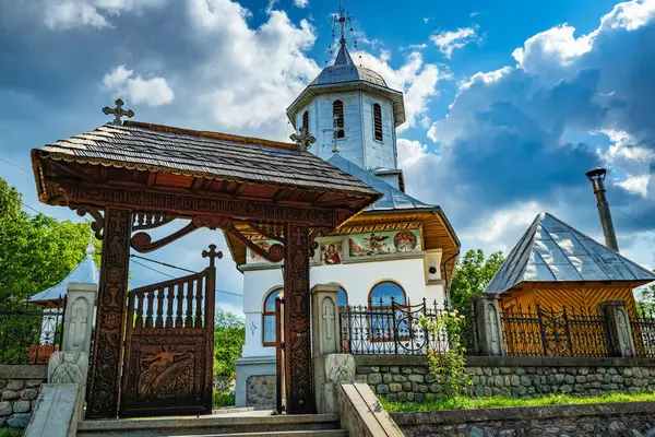 Romanya köyünde ele geçirilen büyük ahşap girişi olan eski kilise.