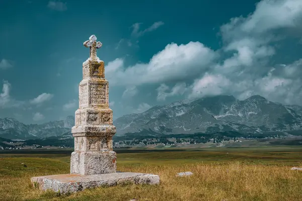 Dağlardaki eski mezar taşı 