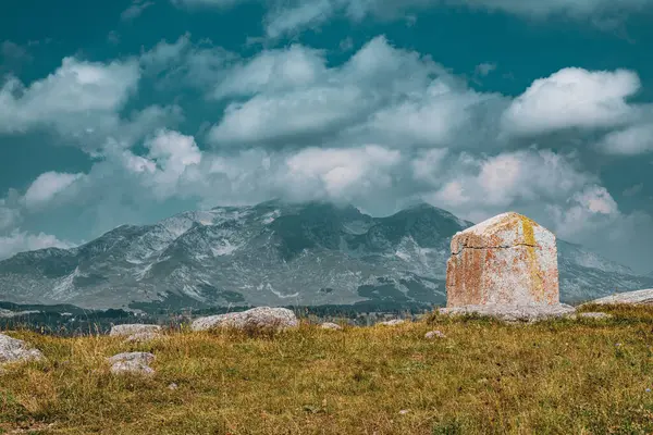 13. Yüzyıl Karadağ 'daki antik mezarlıkta eski bir mezar taşı