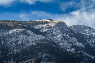 Kışın karla kaplı dağlar