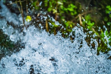 Su akıntısına bir damla su