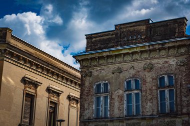 Eski binanın ön cephesi