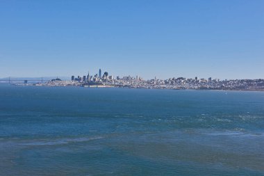 San Fransisco Körfezin diğer tarafından ufuk çizgisi