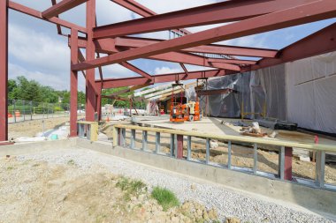 Katolik Kilisesi 'nin yeni çan kulesi ve kilise merkezi inşaatı 