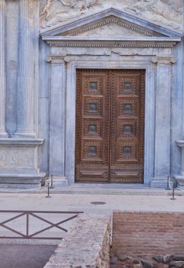 Dekoratif katedral giriş kapısı. Granada, İspanya. İspanya turu Ekim 2023.