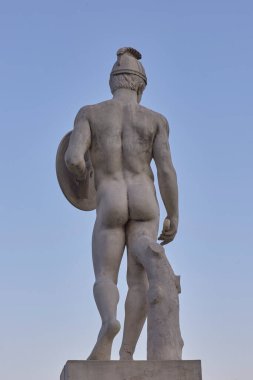 Barselona, İspanya. Yunan savaşçısının heykeli. Arkasında ağaç kütüğü (arka görünüm))