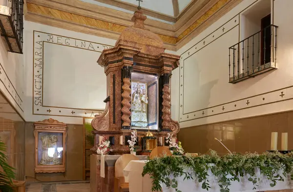 Valencia, İspanya. Santa Maria Katolik Kilisesi 'nin içinde. Santa Maria 'nın cam heykeli