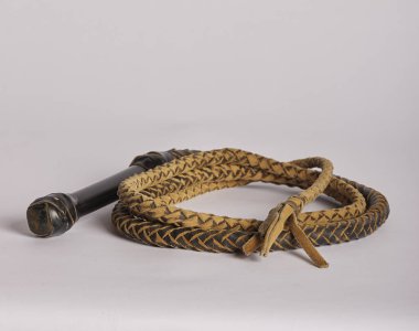 Gri elbiseli Noel Baba heykelciği hediye taşıyor.