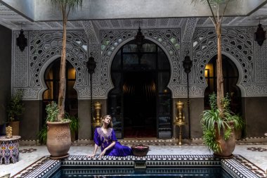 Medine, Fas ve Afrika 'da bir ev ortamında muhteşem bir model poz veriyor.