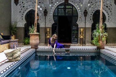 Medine, Fas ve Afrika 'da bir ev ortamında muhteşem bir model poz veriyor.