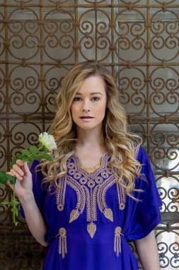 Fas, Afrika 'da muhteşem bir model poz veriyor.