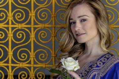 Fas, Afrika 'da muhteşem bir model poz veriyor.