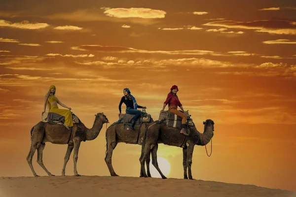 Drie Passagiers Hun Begeleider Reizen Door Sahara Marokko — Stockfoto