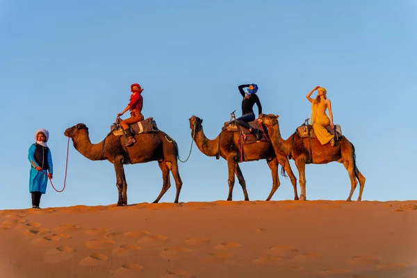 Τρεις Επιβάτες Και Χειριστής Τους Ταξιδεύουν Στην Έρημο Σαχάρα Στο — Φωτογραφία Αρχείου