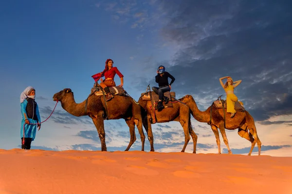 Trois Passagers Leur Manutentionnaire Voyagent Dans Désert Sahara Maroc — Photo