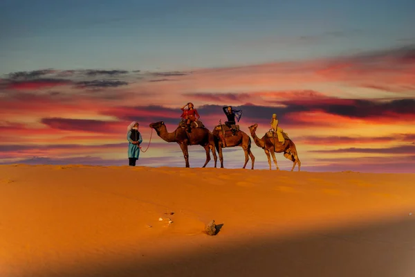 Drie Passagiers Hun Begeleider Reizen Door Sahara Marokko — Stockfoto