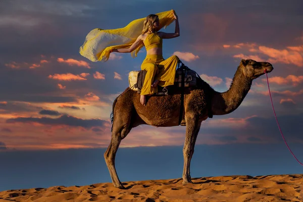 Een Prachtig Model Rijdt Een Kameel Door Saharaanse Woestijn Marokko — Stockfoto