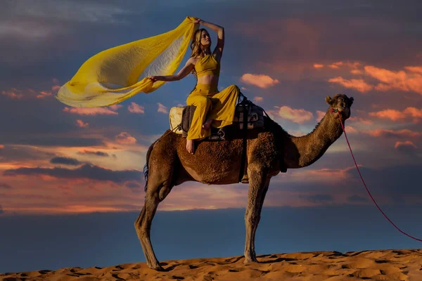 Una Hermosa Modelo Monta Camello Por Desierto Del Sahara Marruecos — Foto de Stock