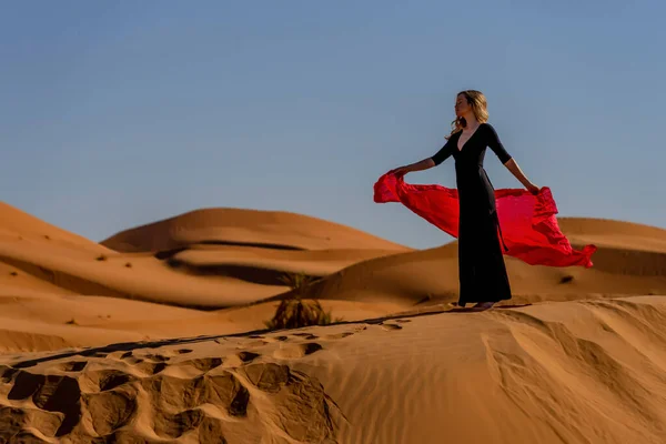 Beau Modèle Pose Contre Les Dunes Sable Dans Grand Désert — Photo