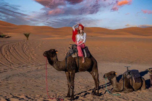 Een Prachtig Model Rijdt Een Kameel Door Saharaanse Woestijn Marokko — Stockfoto