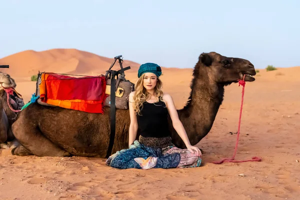 Una Bella Modella Cavalca Cammello Attraverso Deserto Sahariano Marocco — Foto Stock
