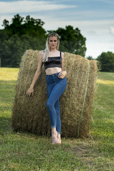 Eine Hinreißende Blonde Bauerntochter Posiert Draußen Auf Einem Bauernhof — Stockfoto
