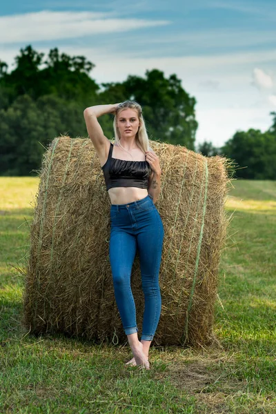 Une Magnifique Fille Fermière Blonde Pose Extérieur Dans Environnement Agricole — Photo