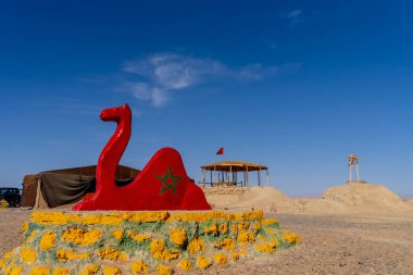 Errachidia, Fas, Afrika yakınlarındaki güzel uçurumlar ve mavi gökyüzü