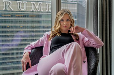 Muhteşem sarışın bir model işe gitmeden önce evde bir gün geçirmekten zevk alıyor.