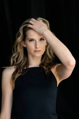 Sarışın bir model bahar havasının tadını çıkarırken dışarıda poz veriyor.